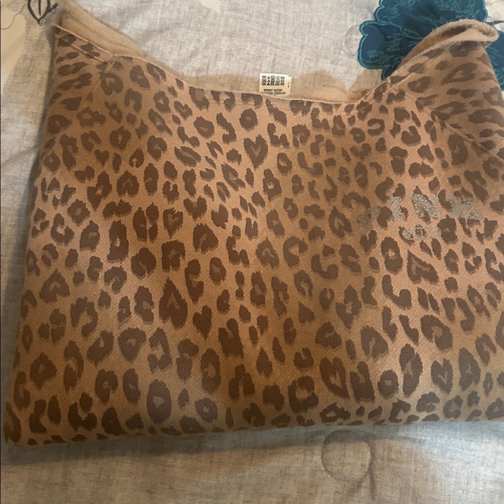 VS PINK Leopard Print Off shoulder Sweatshirt L - Picture 10 of 10